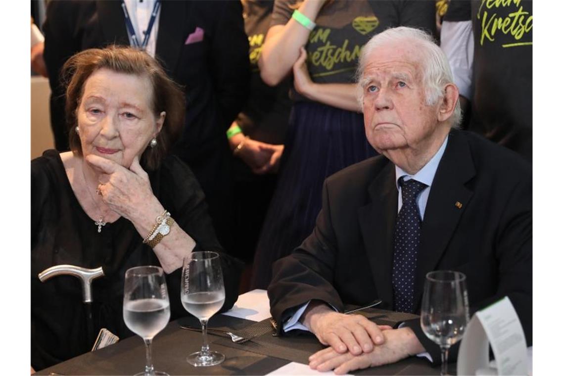 Sachsen: Biedenkopf wirbt für Koalition mit den Grünen Sachsens ehemaliger Ministerpräsident Kurt Biedenkopf mit seiner Frau Ingrid auf der CDU-Wahlparty in Dresden. Foto: Jan Woitas