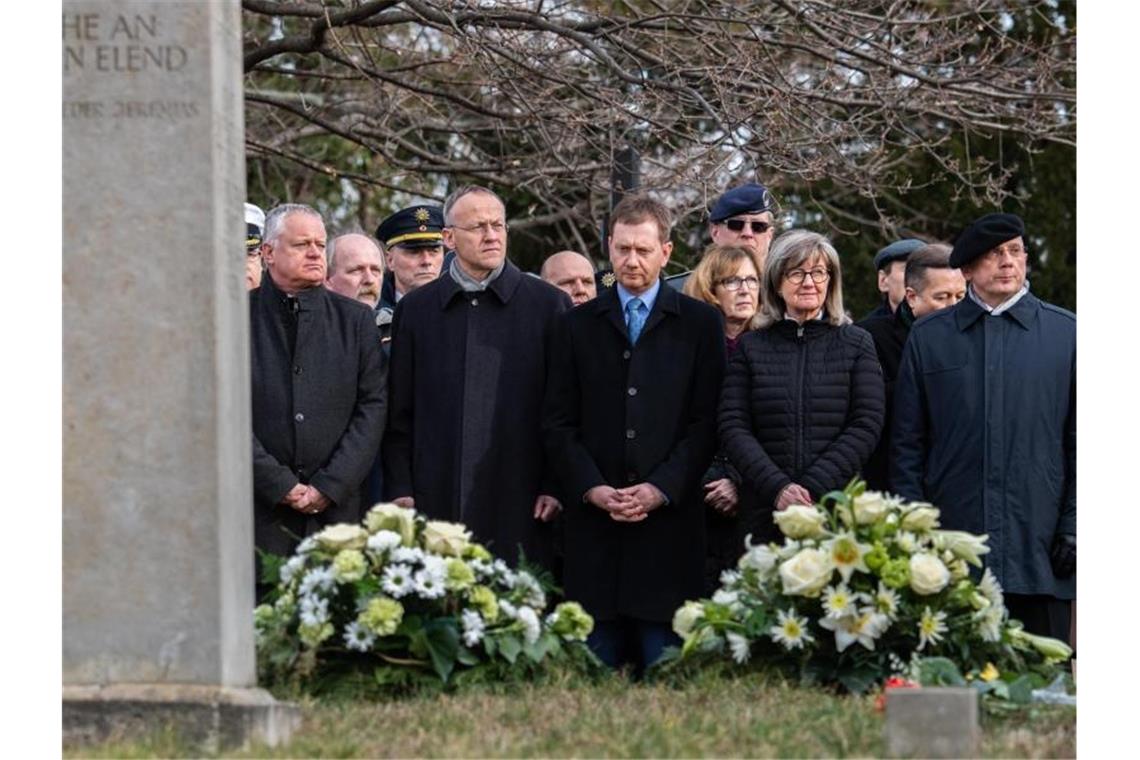 Sachsens Ministerpräsident Michael Kretschmer (CDU, 6.v.l.) bei einer Kranzniederlegung auf dem Alten Annenfriedhof. Foto: Robert Michael/dpa-Zentralbild/dpa