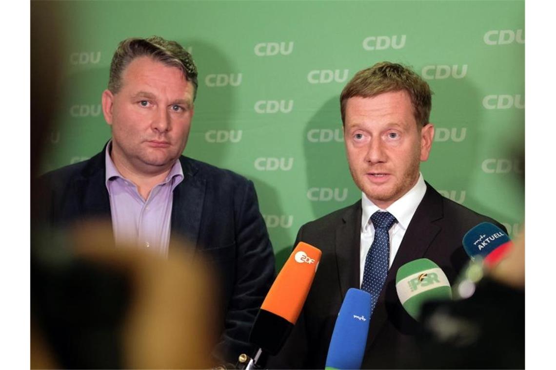 Sachsens Ministerpräsident Michael Kretschmer (CDU, r.) und CDU-Fraktionschef Christian Hartmann streben Gespräche mit Grünen und SPD an. Foto: Sebastian Willnow