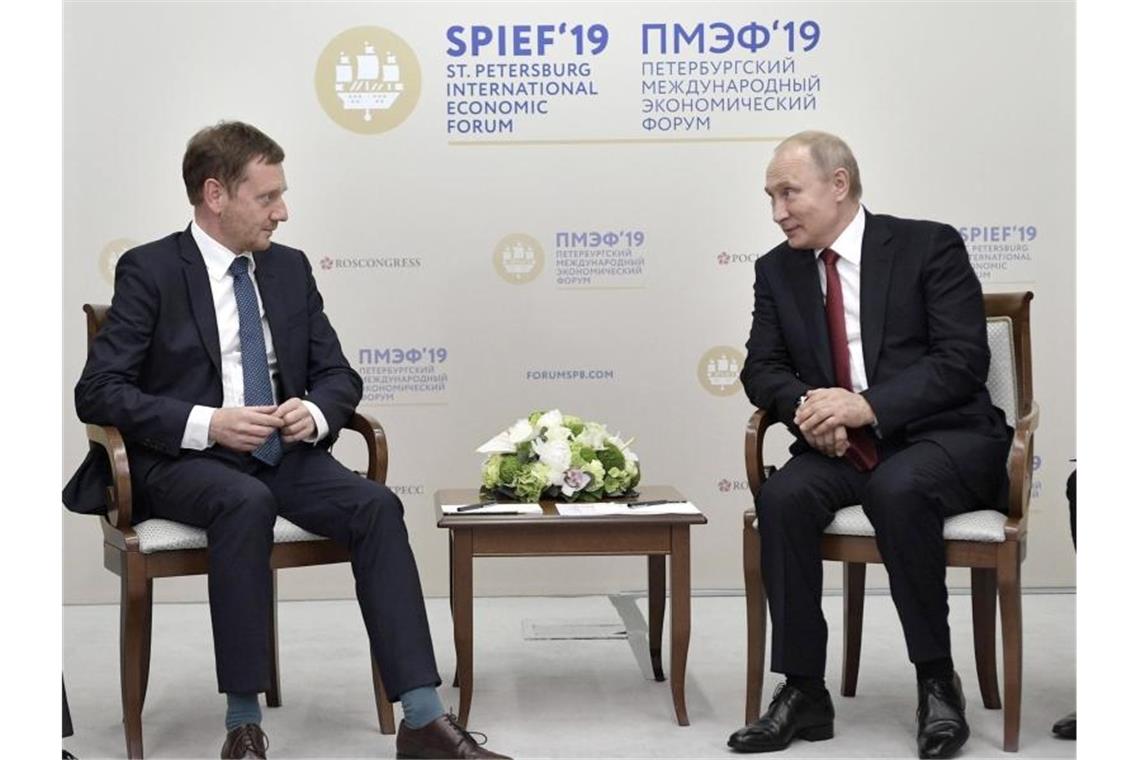 Kretschmer fordert weiter ein Ende der Russland-Sanktionen Sachsens Ministerpräsident Michael Kretschmer trifft Russlands Präsidenten Wladimir Putin im Rahmen des Internationalen Wirtschaftsforums in St. Petersburg. Foto: Alexei Nikolsky/Pool Sputnik Kremlin/AP