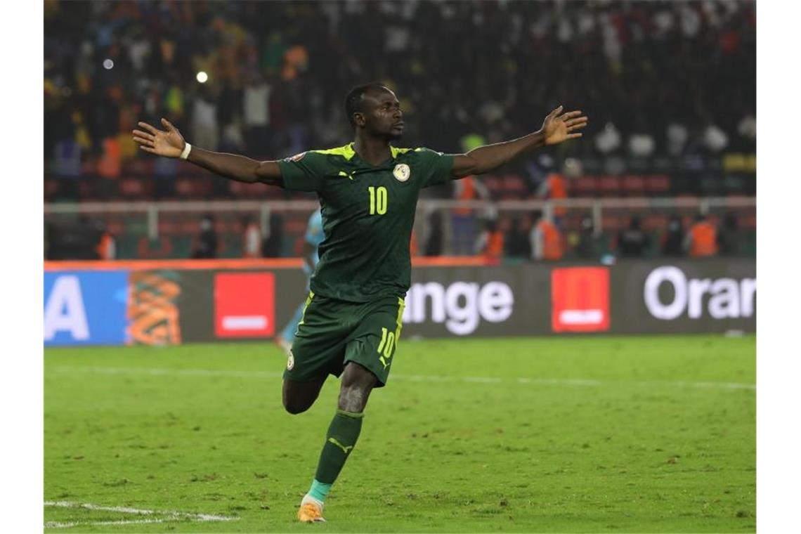 Senegal gewinnt Endspiel gegen Ägypten im Elfmeterschießen Sadio Mane feiert seinen entscheidenen Elfmeter und den Sieg im Finale. Foto: Ayman Aref/dpa