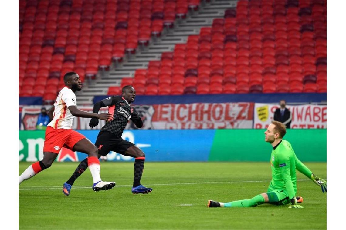 Salah und Mané treffen: Liverpool bestraft RB-Pannen-Abwehr Sadio Mané (M.) erhöhte kurz darauf auf 2:0 für die Engländer. Foto: Marton Monus/dpa