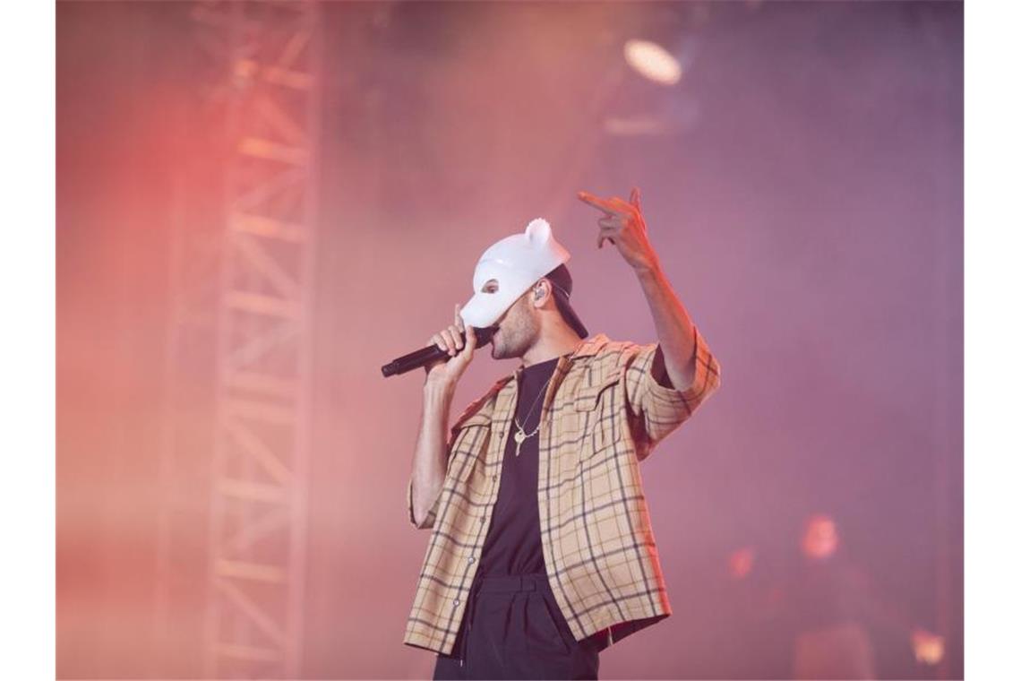 Spekulationen über Zukunftspläne von Rapper Cro Sänger Cro tritt beim Highfield Festival auf. Foto: Alexander Prautzsch/dpa-Zentralbild/dpa/Archivbild