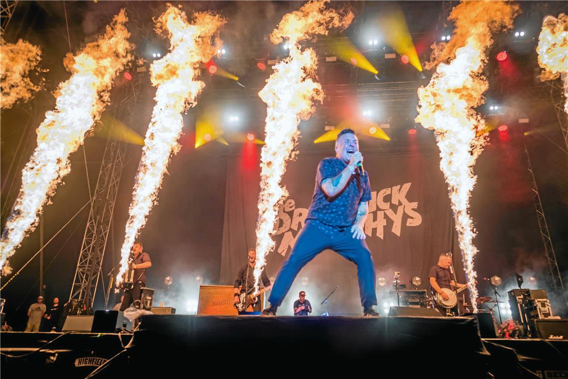 Sänger Ken Casey gibt alles beim Auftritt der Dropkick Murphys auf dem Highfield Festival in Leipzig 2023. Foto: Imago/Christian Grube