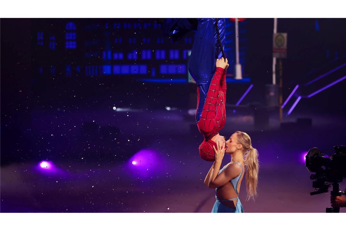 Sänger Milano und Tanzpartnerin Marta Arndt spielten die ikonische Kuss-Szene aus den Spider-Man-Filmen nach.