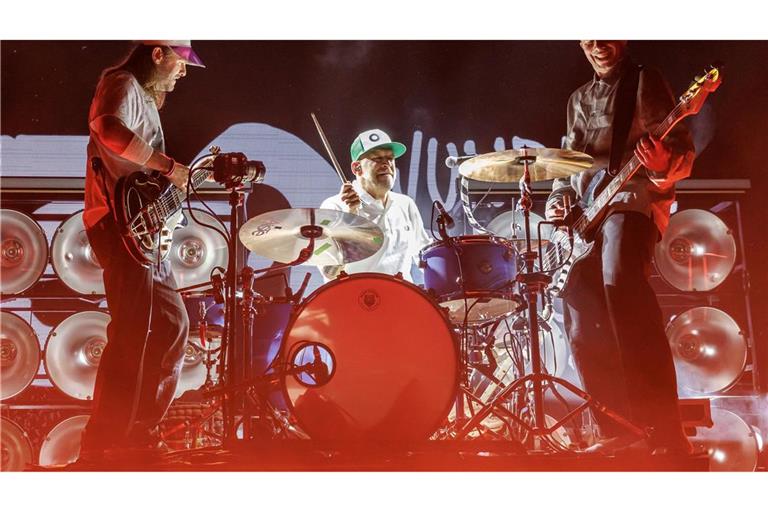Sänger Peter Brugger (l-r), Schlagzeuger Florian Weber und Bassist Rüdiger Linhof von der deutschen Indie-Rock-Band "Sportfreunde Stiller" spielen zum Auftakt ihrer Tour "30 wunderbare Jahre" in der Heinrich-Lades-Halle in Erlangen.