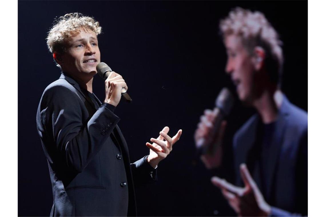 Sänger Tim Bendzko beim Tourauftakt in der Barclaycard Arena. Foto: Georg Wendt/dpa