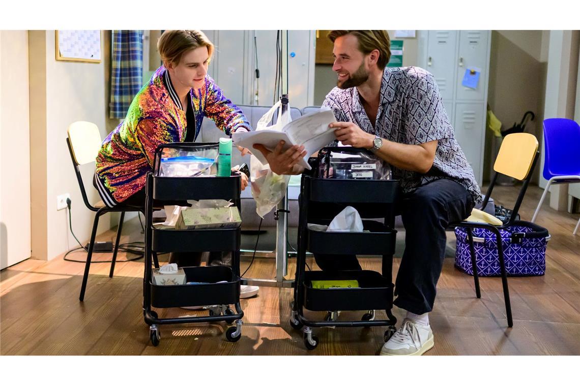 Vincent Gross spielt Gastrolle in Telenovela "Rote Rosen" Sänger Vincent Gross (links) zeigte sich beeindruckt vom Set der ARD-Serie "Roten Rosen".