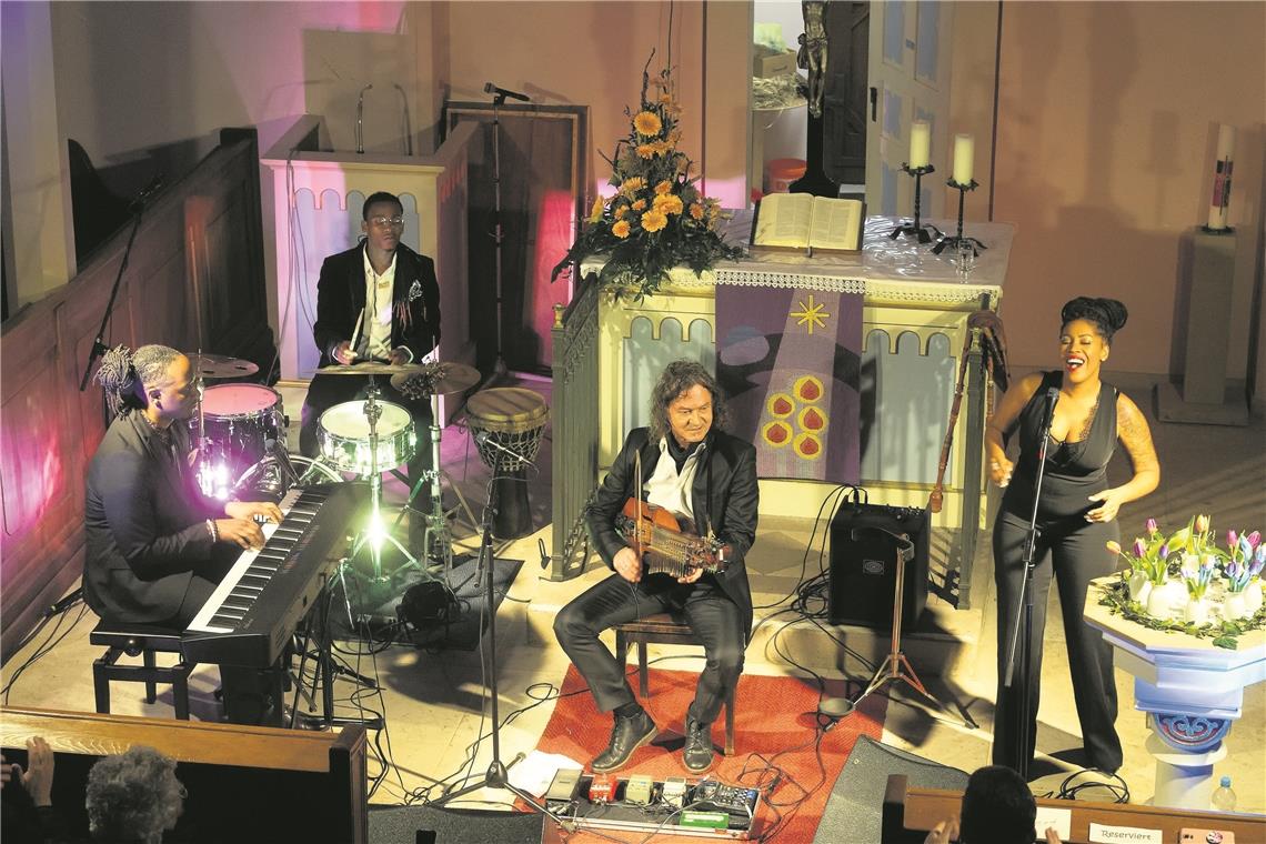 Sängerin Seedjay Chadet wird begleitet von Thomas Roth (Nyckelharpa) Paulee D. Brown (Schlagzeug) und Bernard Brown (Piano).Foto: J. Fiedler