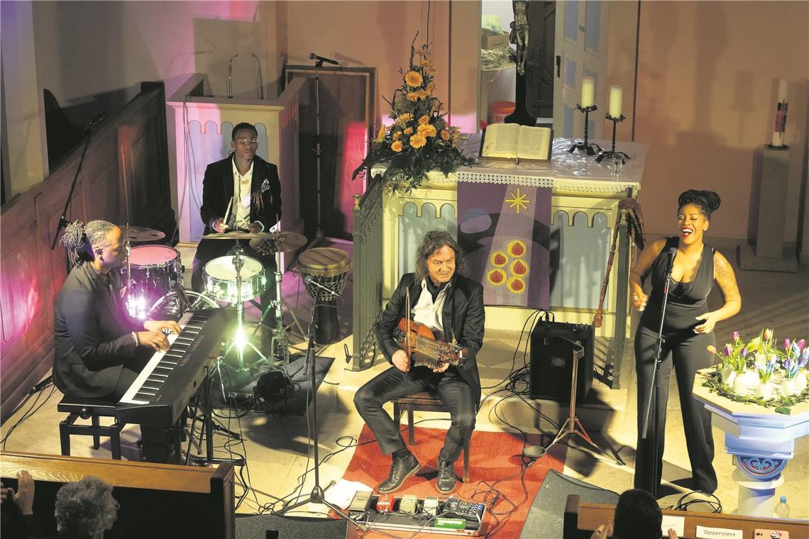 Die geballte Kraft von Gospel und Soul Sängerin Seedjay Chadet wird begleitet von Thomas Roth (Nyckelharpa) Paulee D. Brown (Schlagzeug) und Bernard Brown (Piano).Foto: J. Fiedler