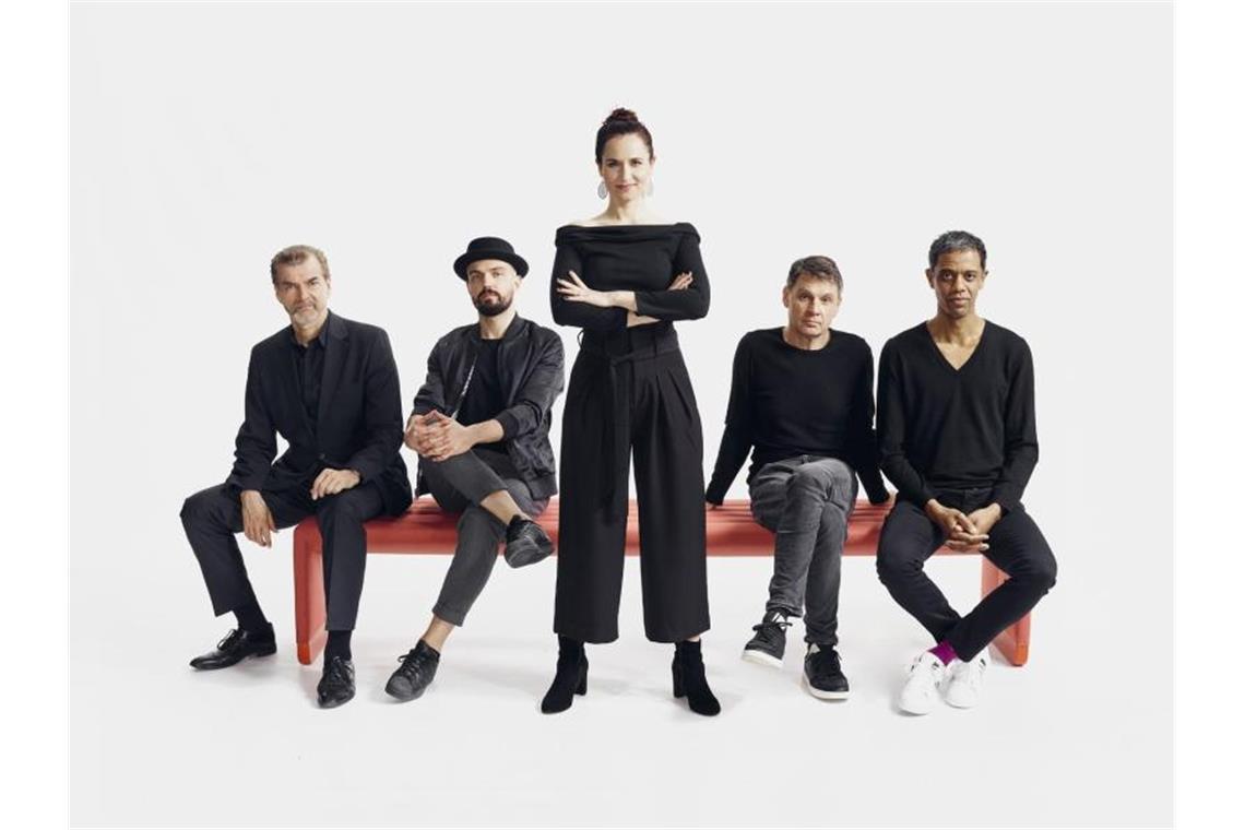 Neigel statt Naidoo: Eine Frau jazzt mit Söhnen aus Mannheim Sängerin Stephanie „Phallee“ Neigel (M) mit der Band Söhne Mannheims. Foto: Claus Morgenstern/Sohne Mannheims/La.Mag/dpa
