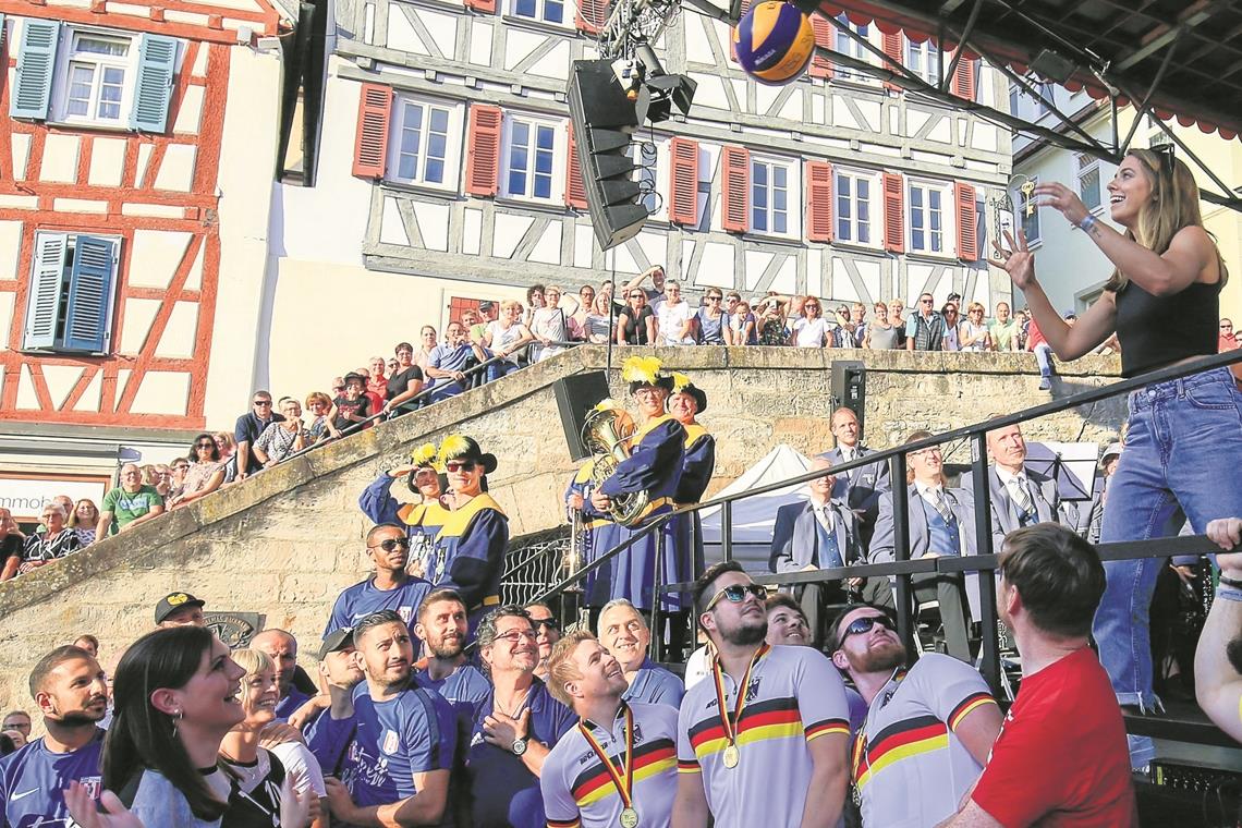 Sängerin Vanessa Mai macht mit den Volleyballerinnen gemeinsame Sache.