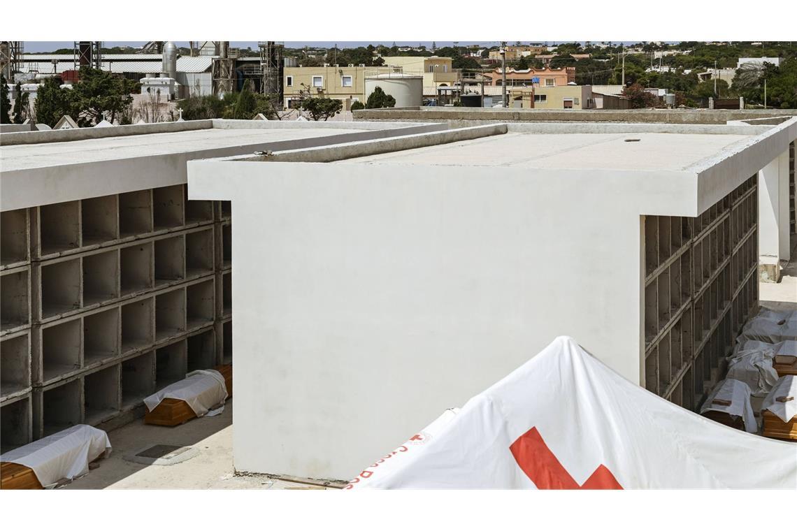 Särge von Schiffbrüchigen auf dem Friedhof von Lampedusa (Archivbild).