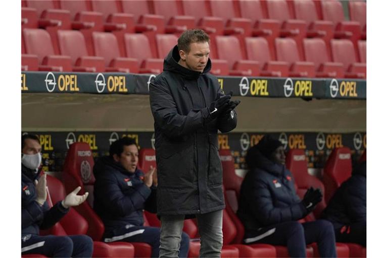 Sah in Mainz nicht viel Erwärmendes: RB-Coach Julian Nagelsmann. Foto: Hasan Bratic/dpa