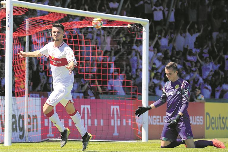 Sah mit dem VfB zur Halbzeit wie der Sieger aus: Leon Dajaku, der hier sein Tor zum 2:1 für Stuttgart bejubelt. Am Ende des Finales der deutschen A-Jugend-Meisterschaft hieß es im Aspacher Fautenhau allerdings 5:3 für Borussia Dortmund. Foto: A. Becher