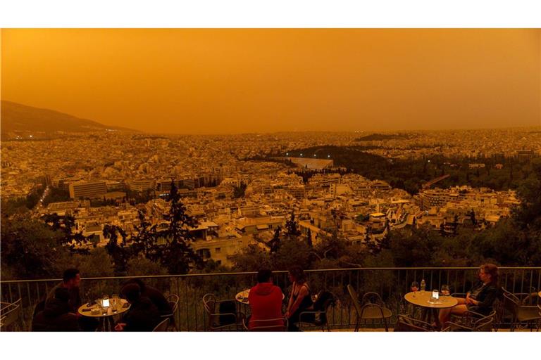 Saharastaub taucht Athen in orangefarbenes Licht.