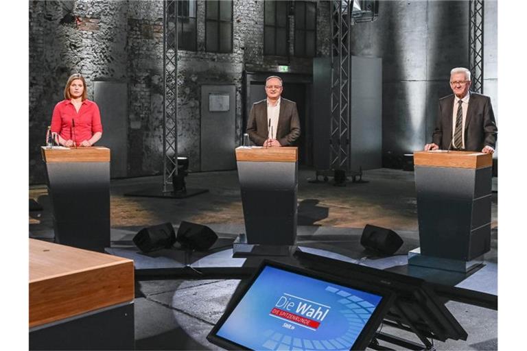 Sahra Mirow (Die Linke, l-r), Andreas Stoch (SPD), und Ministerpräsident Winfried Kretschmann (Bündnis 90/Die Grünen) bei einer Diskussionsrunde vor der Landtagswahl in Baden-Württemberg. Foto: Patricia Neligan/SWR/dpa