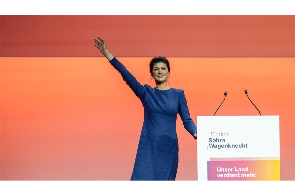 Wagenknecht kämpft mit "Friedens-Partei" um Parlamentseinzug Sahra Wagenknecht stimmt ihre Partei auf den Wahlkampf ein und wird bejubelt.