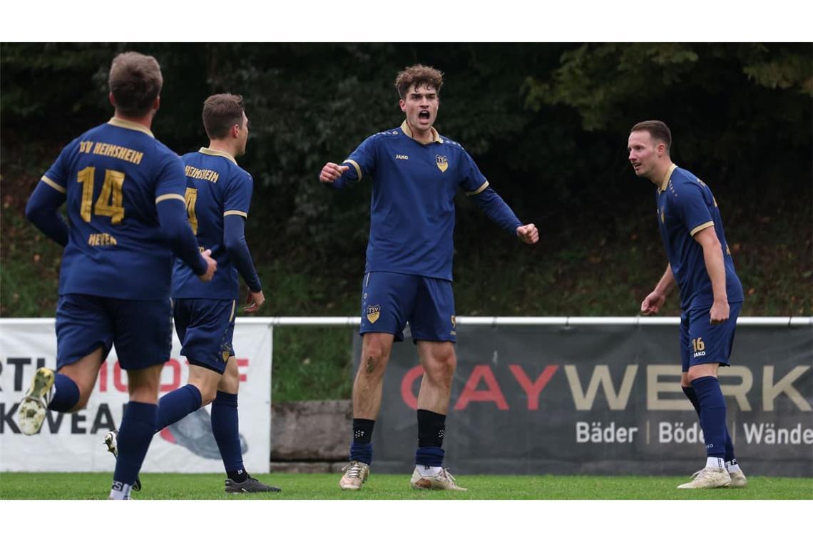 Saisontreffer Nummer neun: Lino Widmaier (Mi.) bejubelt sein Tor zur 1:0-Führung des TSV Heimsheim im Spitzenspiel bei TASV Hessigheim.