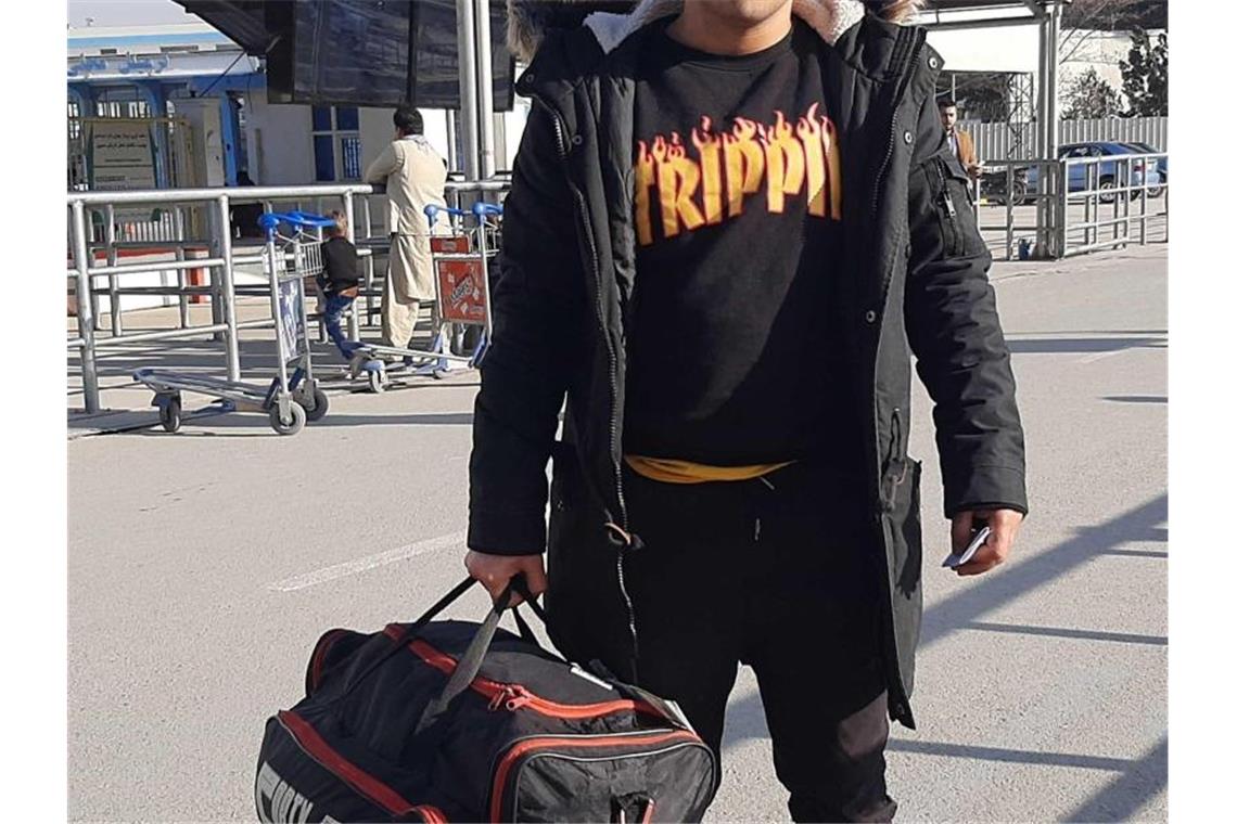 Sajed Nur aus der Provinz Parwan steht am Flughafen. In der afghanischen Hauptstadt ist ein Flug aus Deutschland mit 26 abgeschobenen Männern eingetroffen, die 36. Sammelabschiebung seit dem ersten derartigen Flug im Dezember 2016. Foto: Hesam Hesamuddin/dpa
