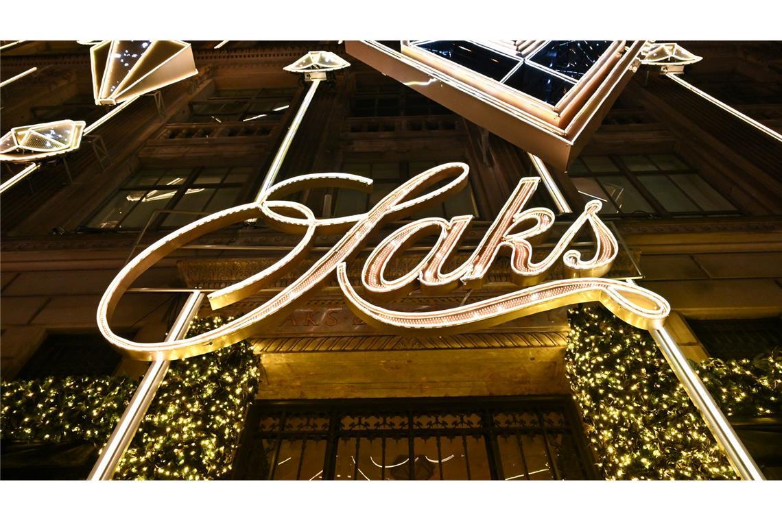 Saks Global entstand 2024 aus der Fusion der US-Luxuskaufhausketten Saks Fifth Avenue und Neiman Marcus. (Archivbild)