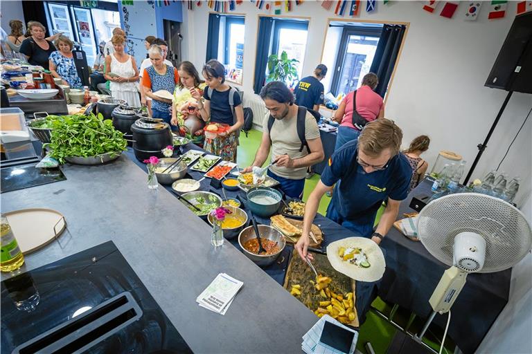 Salate, Rosmarinkartoffeln, kalte Suppen, Aufstriche und vieles mehr: Das improvisierte Buffet in den Räumen der Zukunftswerkstatt Rückenwind zieht viele Menschen an. Foto: Alexander Becher
