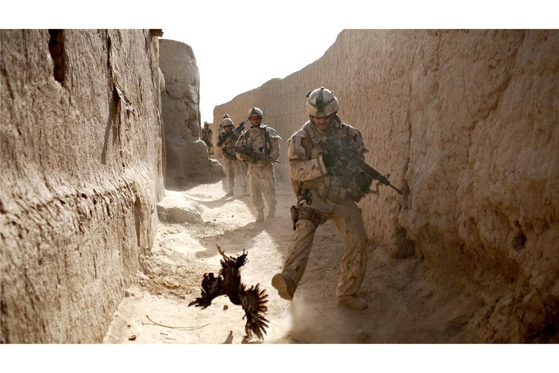 Salavat (Kandahar), Afghanistan, 2010: Ein kanadischer Soldat jagt ein Huhn – Sekunden bevor seine Einheit von Granaten beschossen wird.