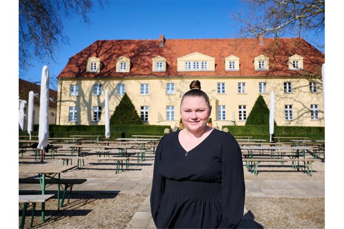 BGH-Urteil: Lockdown-Betroffene bekommen keine Entschädigung Salina Worm, die Geschäftsführerin von Schloss Diedersdorf, vor dem Familienbetrieb in Großbeeren. Foto: Annette Riedl/dpa