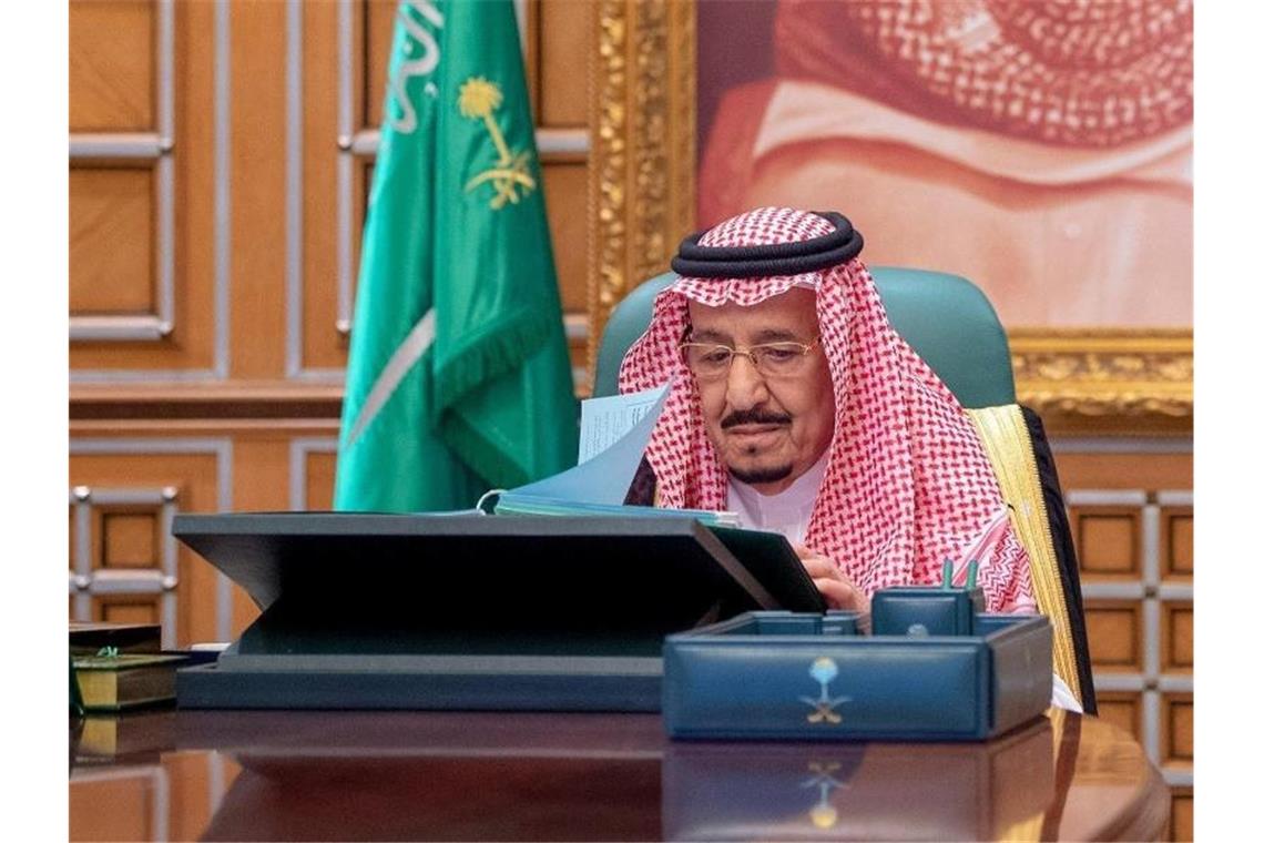 Salman bin Abdelasis al-Saud, König von Saudi-Arabien, leitet eine Regierungssitzung per Video-Schalte. Foto: -/Saudi Press Agency/dpa