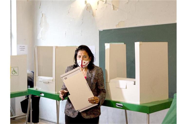 Salome Surabischwili, Präsidentin von Georgien, hält ihren Stimmzettel in einem Wahllokal während der Kommunalwahlen. Foto: Shakh Aivazov/AP/dpa