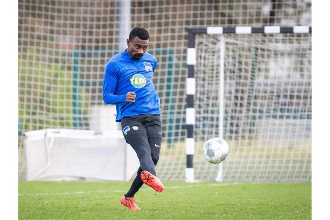 Brisante Bilder und Corona-Gesang - Hertha suspendiert Kalou Salomon Kalou streamte mit seinem Smartphone aus der Hertha-Kabine. Foto: Jan-Philipp Burmann/Hertha BSC via City-Press GmbH/dpa