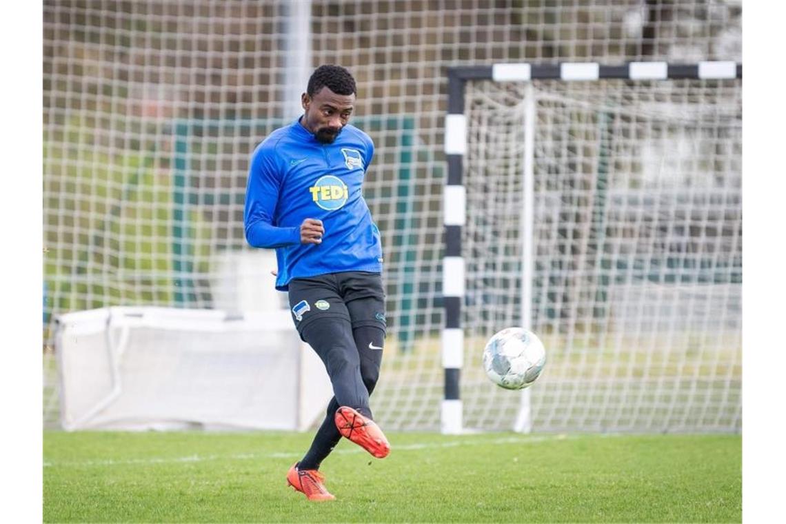 Salomon Kalou streamte mit seinem Smartphone aus der Hertha-Kabine. Foto: Jan-Philipp Burmann/Hertha BSC via City-Press GmbH/dpa