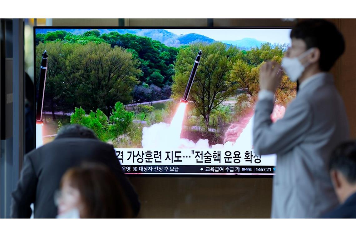 Salvenstarts im südkoreanischen TV: Mit dem "supergroßen" Mehrfachraketenwerfer im Nachbarland Nordkorea wird ein nuklearer Gegenschlag gegen feindliche Ziele simuliert.