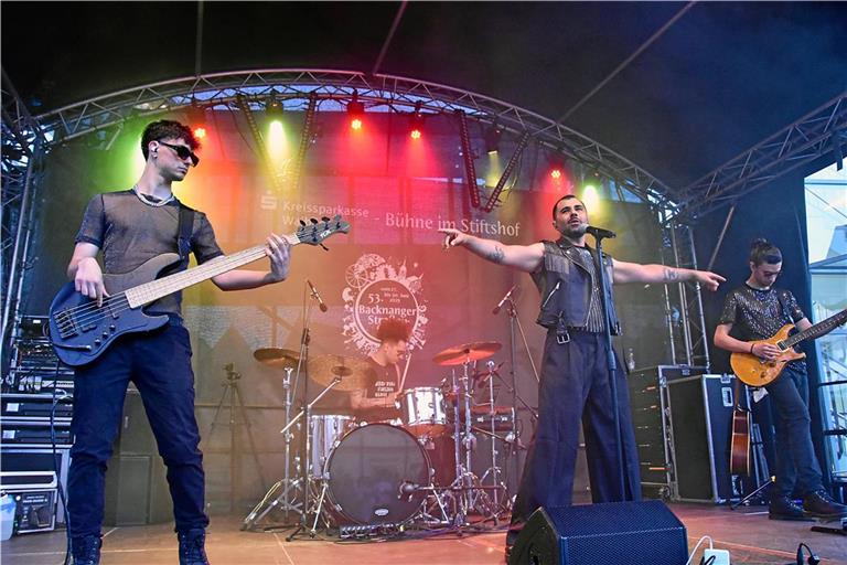 Salvo Vinci (links) sorgt mit seiner Queen-Tributeband für Nostalgie und mitreißende Momente auf dem Stiftshof. Foto: Tobias Sellmaier