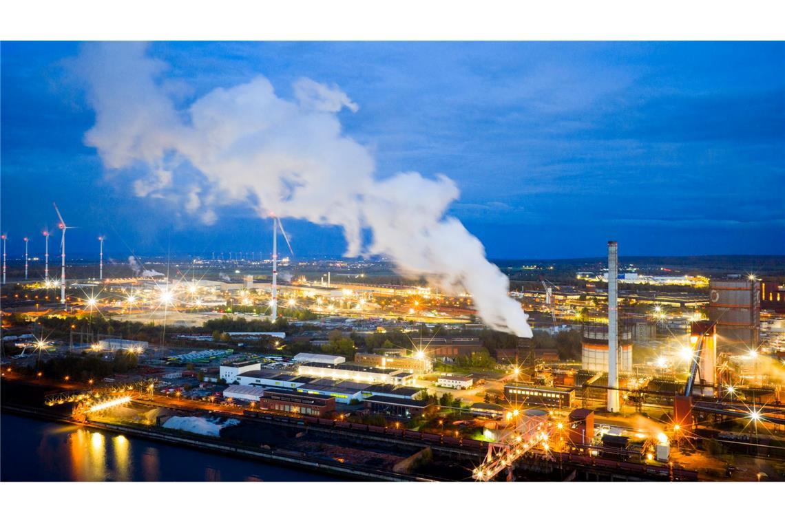 Salzgitter: Stahlindustrie verzeichnet erneut Umsatzrückgang – Kanzler Merz plant Stahlgipfel.