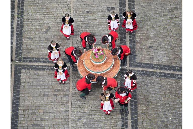 Salzsieder mit dem Siederskuchen. Foto: Sebastian Gollnow/Archivbild