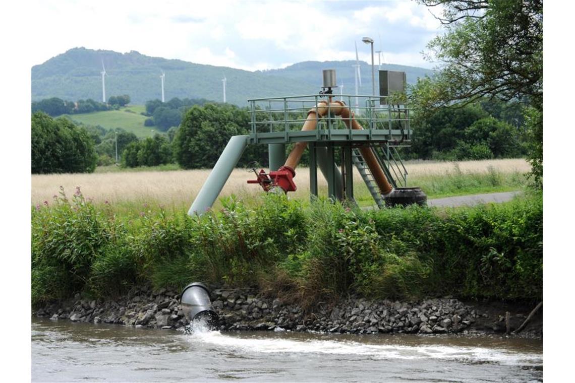 Salzwasser wird im osthessischen Philippsthal in die Werra eingeleitet. Foto: Uwe Zucchi/Archivbild