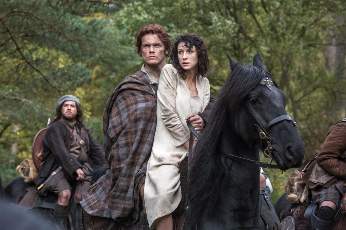 Sam Heughan (l.) und Caitríona Balfe begeistern seit über zehn Jahren ihre Fans in "Outlander".