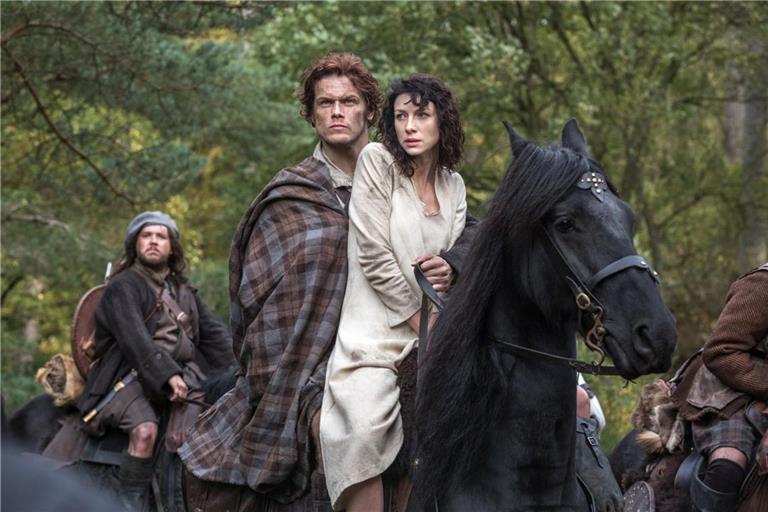 Sam Heughan (l.) und Caitríona Balfe begeistern seit über zehn Jahren ihre Fans in "Outlander".