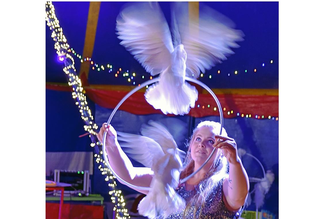 Circus Montreal atmet auf Samantha Köllner mit ihrer zauberhaften Taubennummer. Fotos: T. Sellmaier