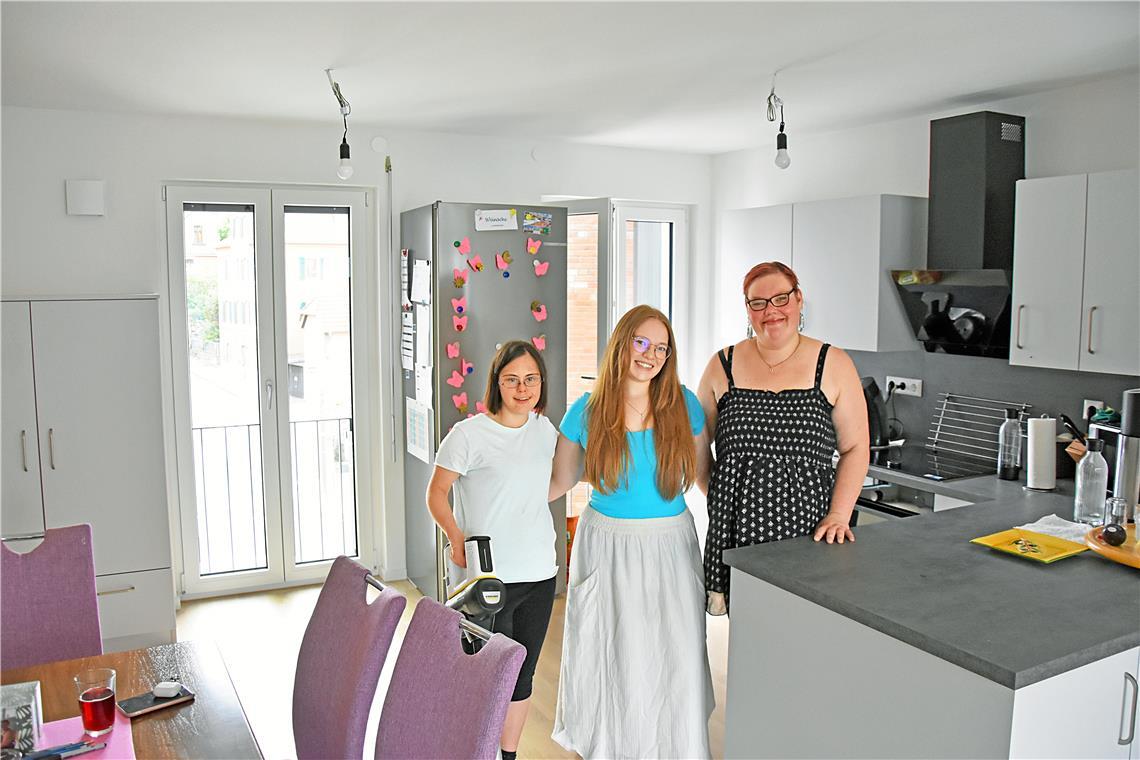 Selbstbestimmt, aber nicht allein leben in inklusiver WG Samara, Hannah und Anne (von links) wohnen seit Juli in ihrer WG in der Backnanger Innenstadt und leben sich gerade ein. Fotos: Tobias Sellmaier