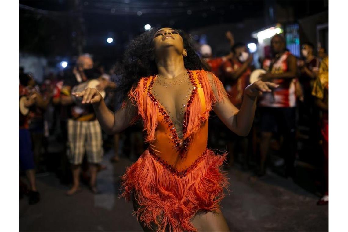 Rio verschiebt wegen Pandemie erneut Karnevalsumzüge Sambaschuln bereiteten sich bereits auf den Karneval vor. Nun wurden die Umzüge in Brasilien erneut verschoben. Foto: Bruna Prado/AP/dpa
