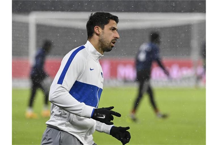 Sami Khedira von Hertha BSC beim Aufwärmen. Foto: John Macdougall/AFP-Pool/dpa