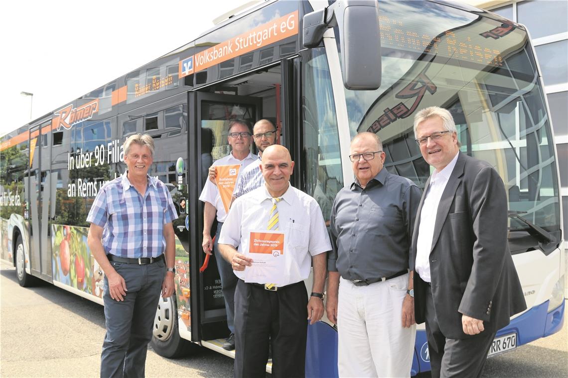 Sami Masood (hinten rechts) ist von den Fahrgästen zum Busfahrer des Jahres im Rems-Murr-Kreis gewählt worden. Bahmann Farhadi (Dritter von rechts) wurde von VVS-Geschäftsführer Thomas Hachenberger (rechts) mit dem Sonderpreis für Zivilcourage ausgezeichnet, weil er drei Mädchen in Not gerettet hat. Die beiden Chefs Harald Römer (links) und Horst Windeisen sind mächtig stolz auf ihre Fahrer. Foto: VVS