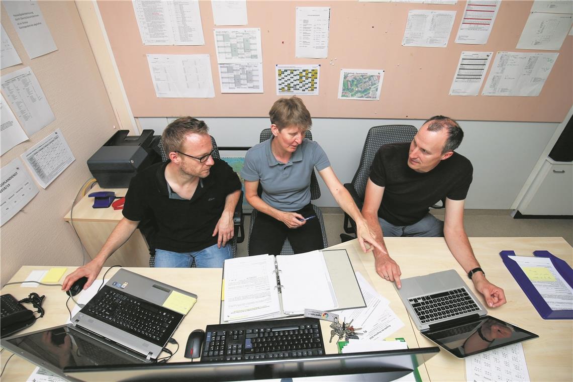Drei Planer mit Spaß am Problemelösen Sammeln Informationen und Daten, pflegen sie in das Computerprogramm ein und überarbeiten die Ergebnisse: Beim Erstellen der Stundenpläne berücksichtigen Daniel Brenner, Jutta Ernst und Ulrich Mangold (von links) eine Vielzahl von Faktoren und Variablen. Foto: A. Becher