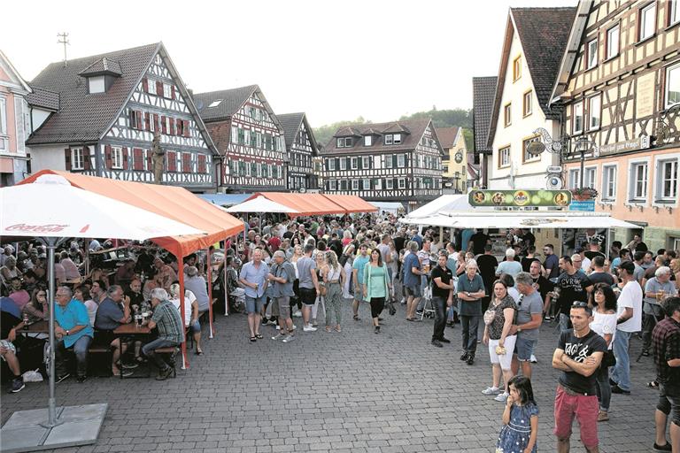 Samstagabend ist auf dem Murrhardter Marktplatz genauso wie in der Fußgängerzone bis zum Platz am oberen Tor kaum noch ein Durchkommen. Fotos: J. Fiedler