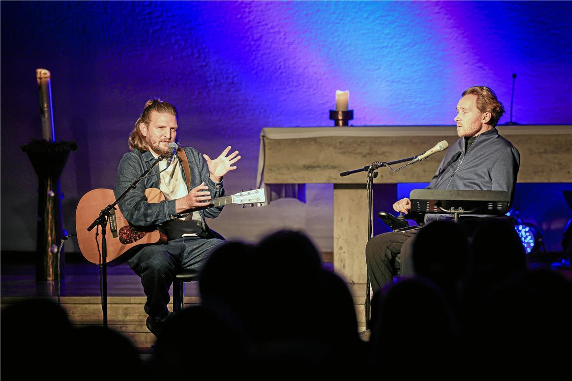 Samuel Harfst (links) und Samuel Koch regen die Zuhörerinnen und Zuhörer in der Backnanger Christkönigkirche mit Textpassagen und Liedern zum Nachdenken an. Foto: Alexander Becher