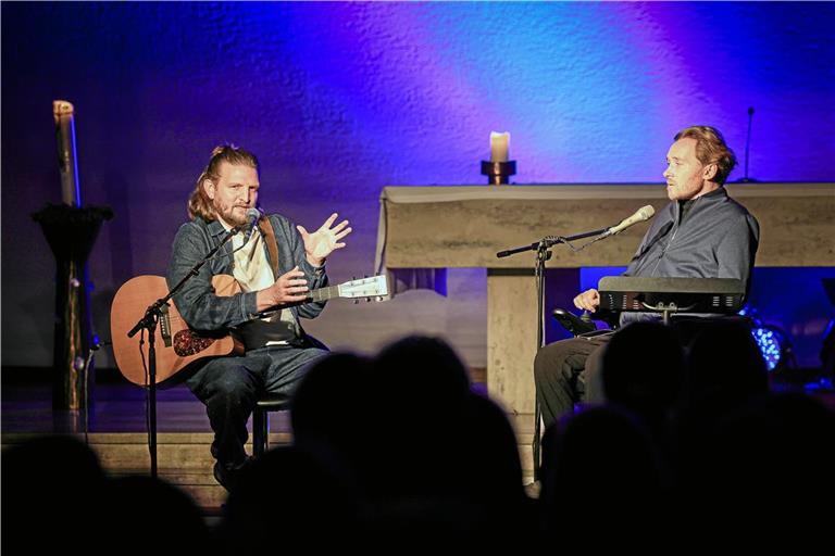 Samuel Harfst (links) und Samuel Koch regen die Zuhörerinnen und Zuhörer in der Backnanger Christkönigkirche mit Textpassagen und Liedern zum Nachdenken an. Foto: Alexander Becher