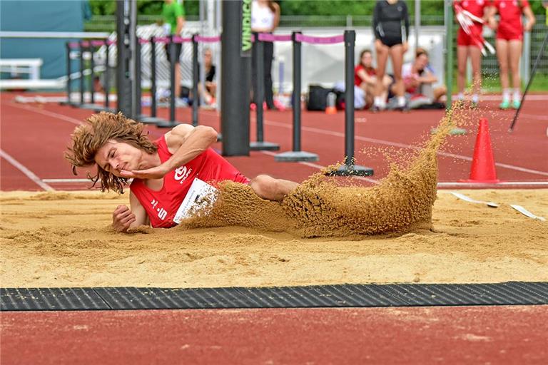 Samuel Hofmann von der LG Staufen hat mit 6,84 Metern den weitesten Sprung des Tages beim Run&Jump in Weissach hingelegt. Foto: Tobias Sellmaier