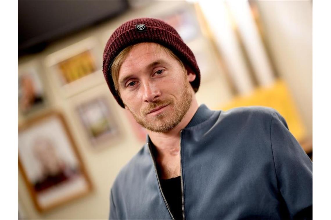 Samuel Koch: Konnte Quarantäne-Zeit „gut nutzen“ Samuel Koch am Rande seines Auftritts für die Künstlerplattform „Artists Against Corona“. Foto: Britta Pedersen/dpa-Zentralbild/dpa/Archivbild